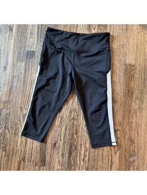 Zyia White Leopard Strip Light n Tight Hi-Rise Crop Size 12